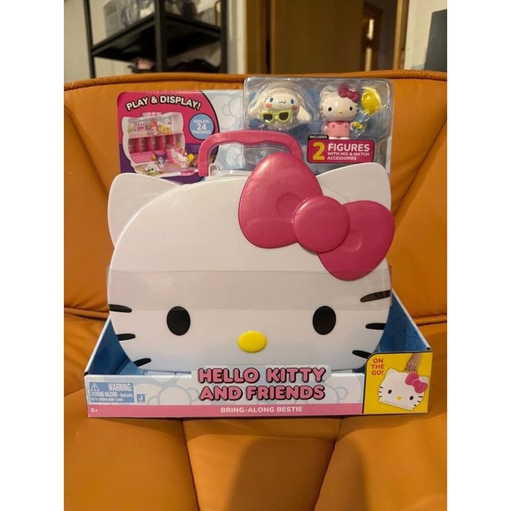Figures and display Hello Kitty